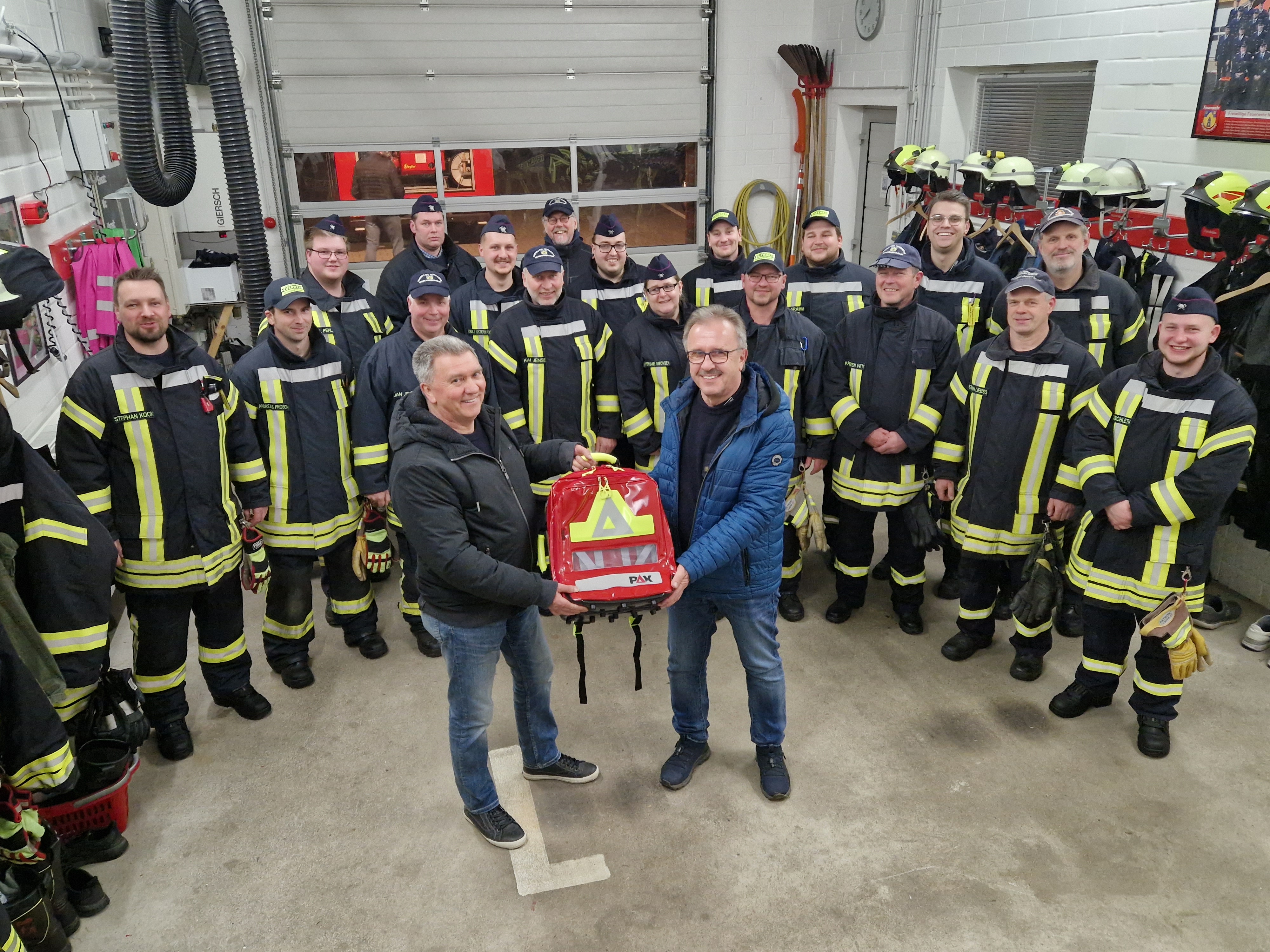 Damit es schnell geht, wenn’s drauf ankommt: Notfallrucksack an die Feuerwehr gespendet