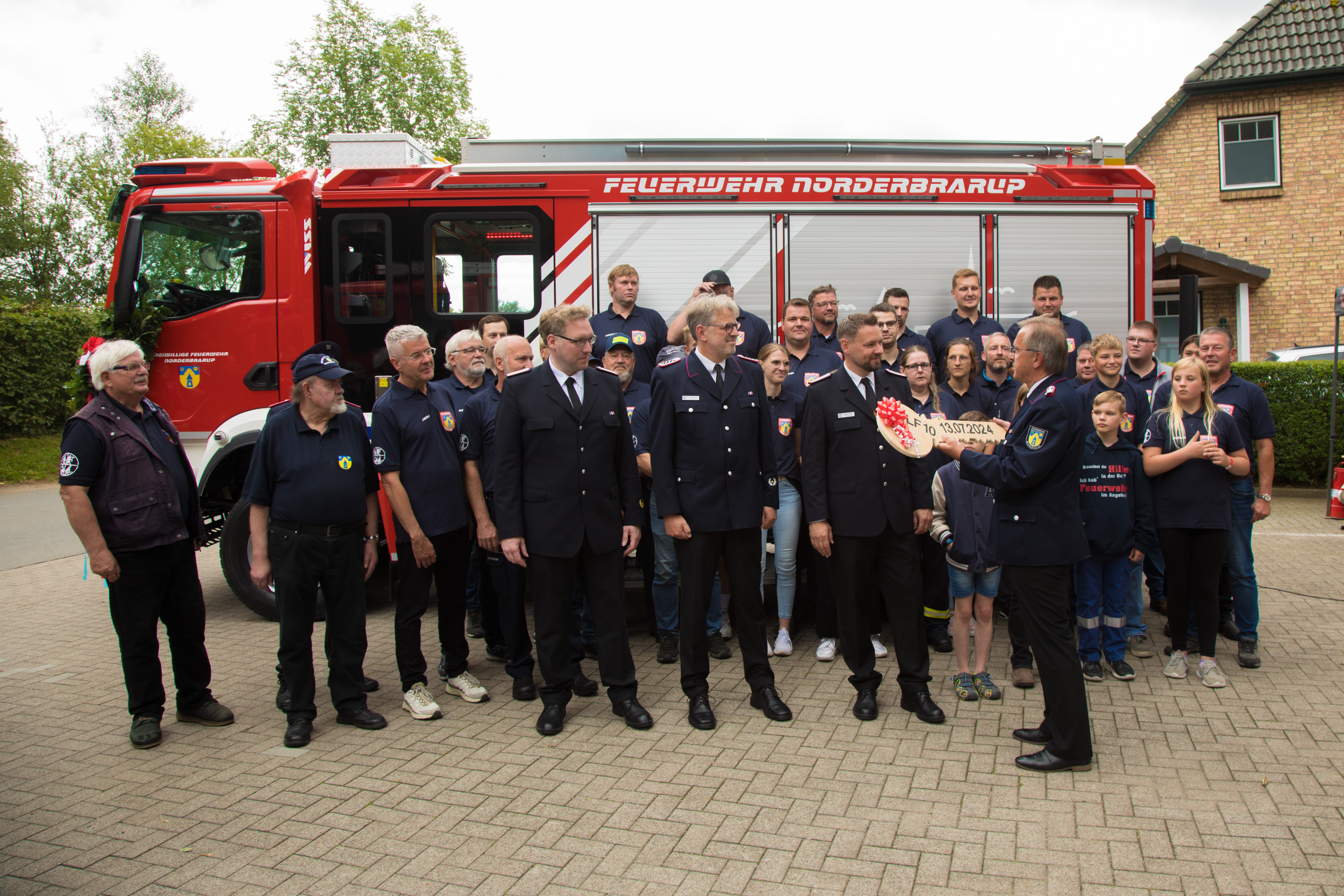 Neues Löschfahrzeug LF 10 an Feuerwehr übergeben